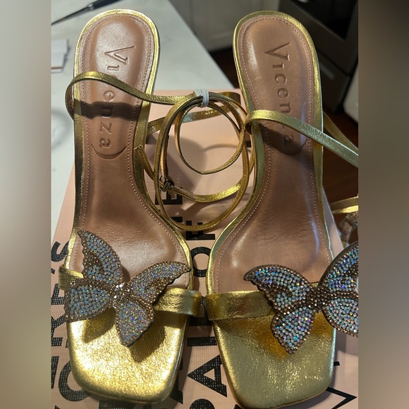 Vicenza Butterfly Wrap
Heels NEW - Picture 4 of 10